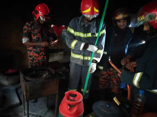 গ্যাস সিলিন্ডার থেকে ইবির খালেদা জিয়া হলে আগুন