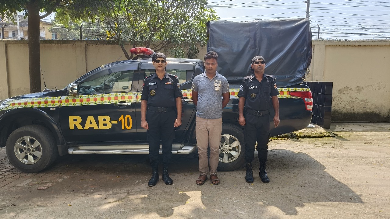 ফেনসিডিল গাঁজাসহ মাদক ব্যবসায়ী আটক