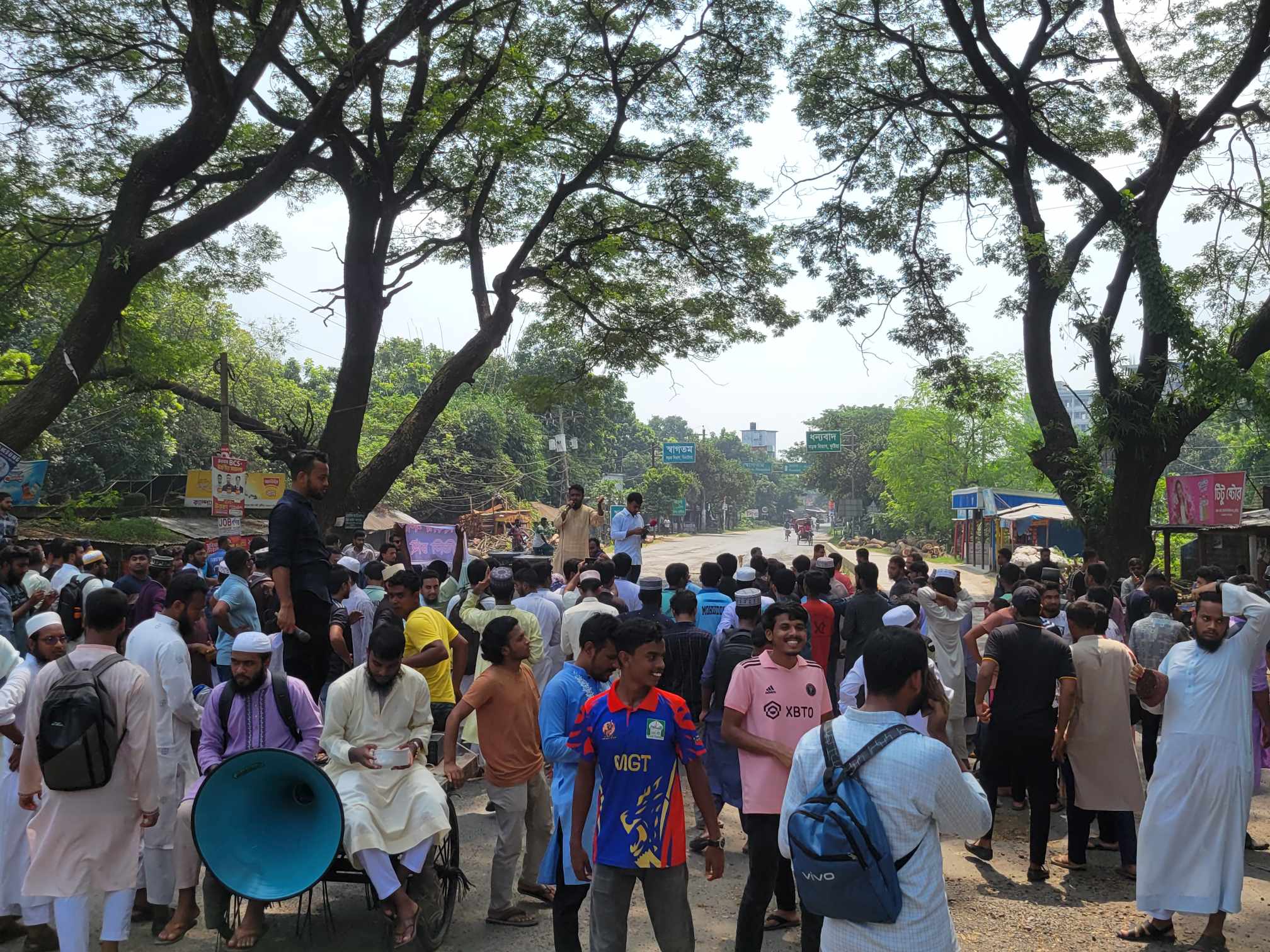 উপাচার্য নিয়োগের দাবিতে ৩য় দিনের মতো মহাসড়ক অবরোধ
