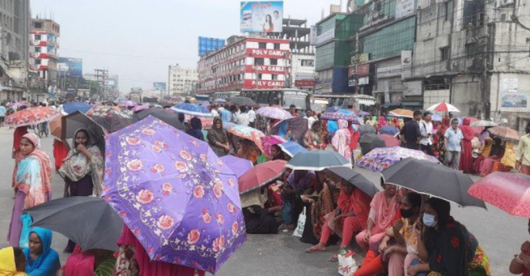 বকেয়া বেতনের দাবিতে টঙ্গীতে মহাসড়ক অবরোধ