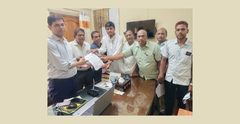 চাকরি  জাতীয়করণসহ বিভিন্ন দাবিতে দিনাজপুরে মানববন্ধন ও স্মারকলিপি প্রদান