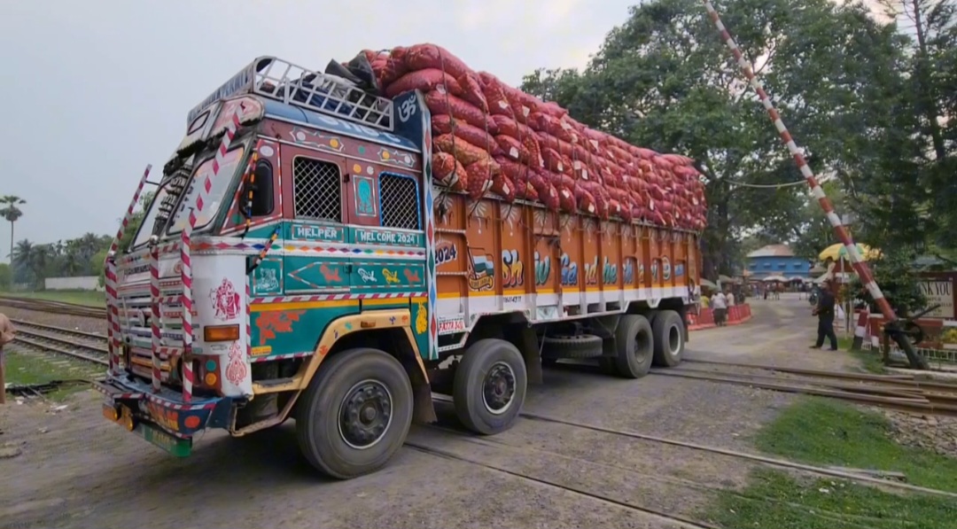 হিলি স্থলবন্দর দিয়ে ভারত থেকে আবারও আলু আমদানি শুরু