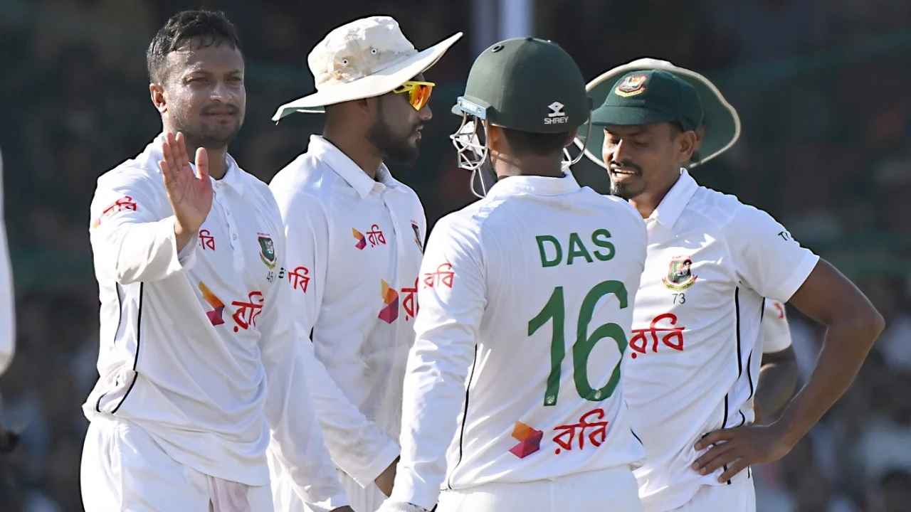 সাকিব-মিরাজের ঘূর্ণিতে ৯ উইকেট হারিয়ে দ্বিতীয় ইনিংস ঘোষণা ভারতের