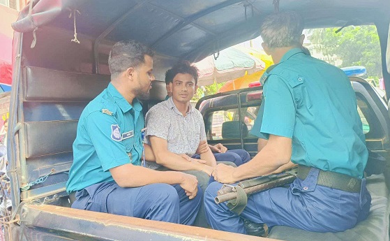 ছাত্রলীগ কর্মীকে আটক করে মুচলেকা নিয়ে পুলিশে সোপার্দ
