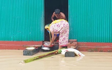 শেরপুরে কমছে বন্যার পানি, চরম সংকটে  সুপেয় পানির