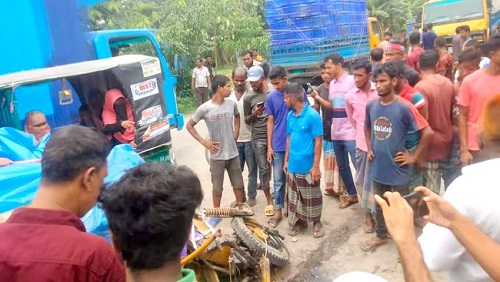 দিনাজপুরে হানিফ কোচের ধাক্কায় অটোবাইক চালক নিহত ও দুই যাত্রি আহত