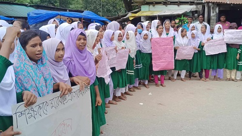 ঠাকুরগাঁওয়ে শিক্ষককে মারধরের ঘটনায় শিক্ষার্থীদের মানববন্ধন