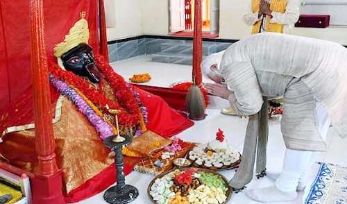 মেলেনি প্রতিমার মাথার মুকুট, জিজ্ঞাসাবাদ  চলছে