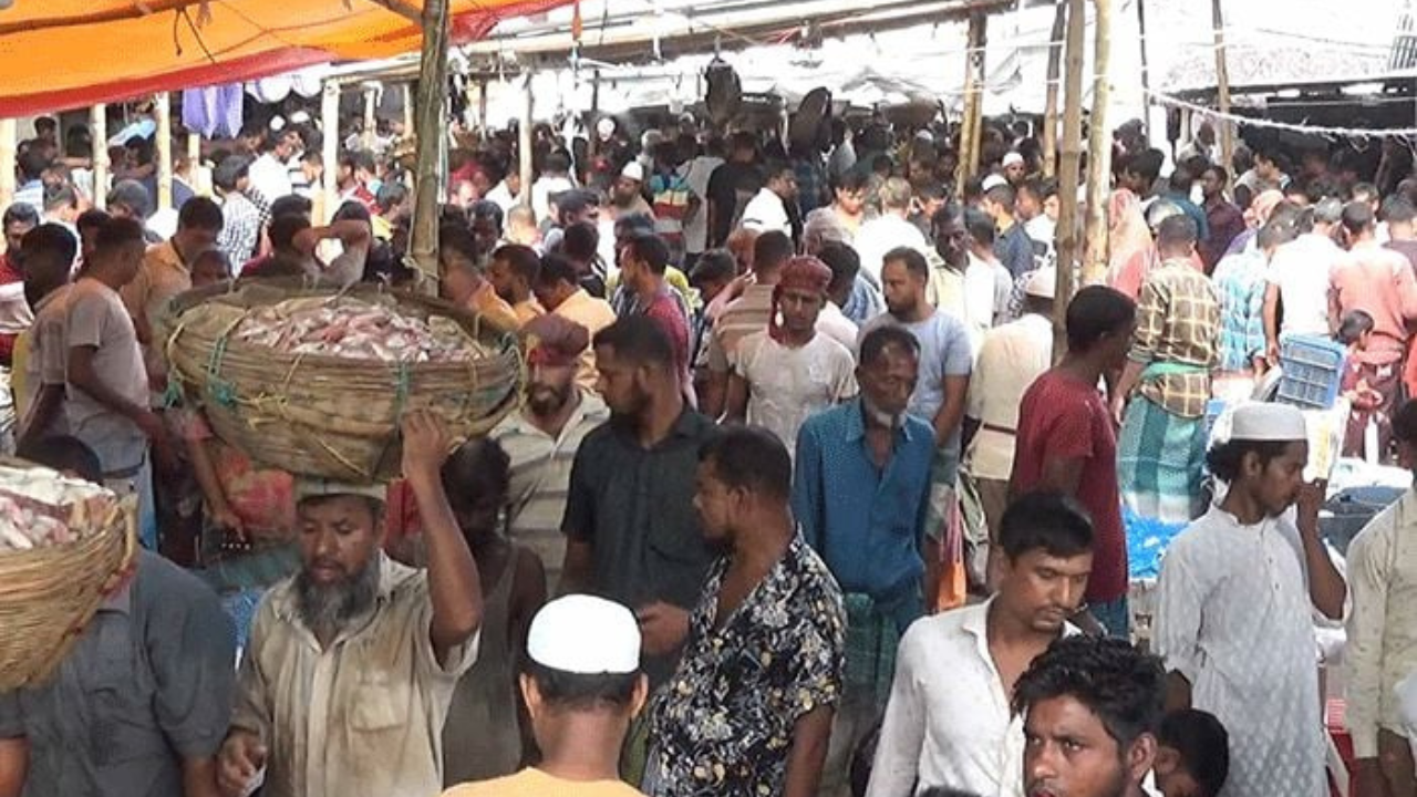 নিষেধাজ্ঞার আগমুহূর্তে ইলিশ কিনতে উপচে পড়া ভিড়