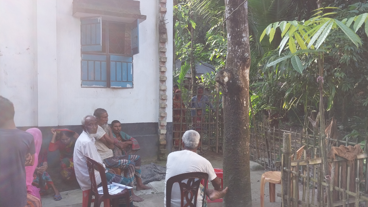 ফুলবাড়ীতে জমি নিয়ে বিরোধে অবরুদ্ধ রাজকুমার প‌রিবার