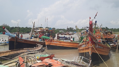 বাংলাদেশ জলসীমা থেকে ৩টি ফিশিং ট্রলারসহ ৪৮ভারতীয় জেলে আটক
