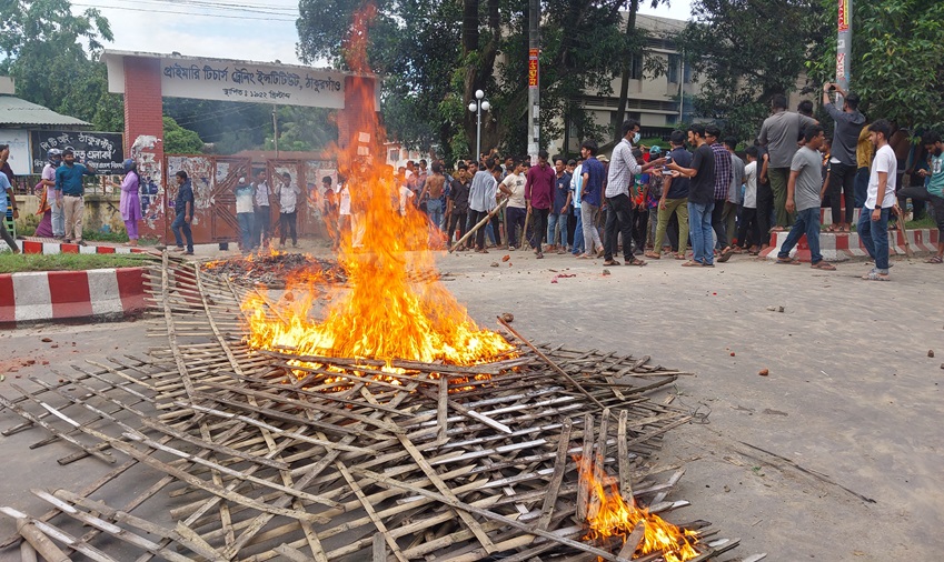 ঠাকুরগাঁওয়ে ২ হাজার ৫শত আসামি গ্রেফতার, আতঙ্কে ঘর ছাড়া অনেকে