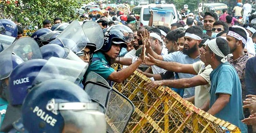 শাহবাগে আউটসোর্সিং কর্মচারীরা, তীব্র যানজট