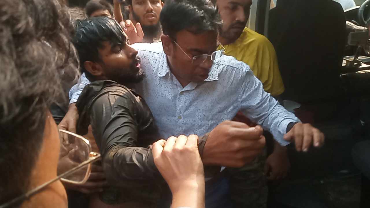 পরীক্ষা দিতে এসে তোপের মুখে ইবি ছাত্রলীগ নেতা, থানায় সোপর্দ