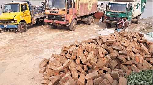 ফরিদপুরে সরকারী রাস্তার ইট তুলে বিক্রির অভিযোগ