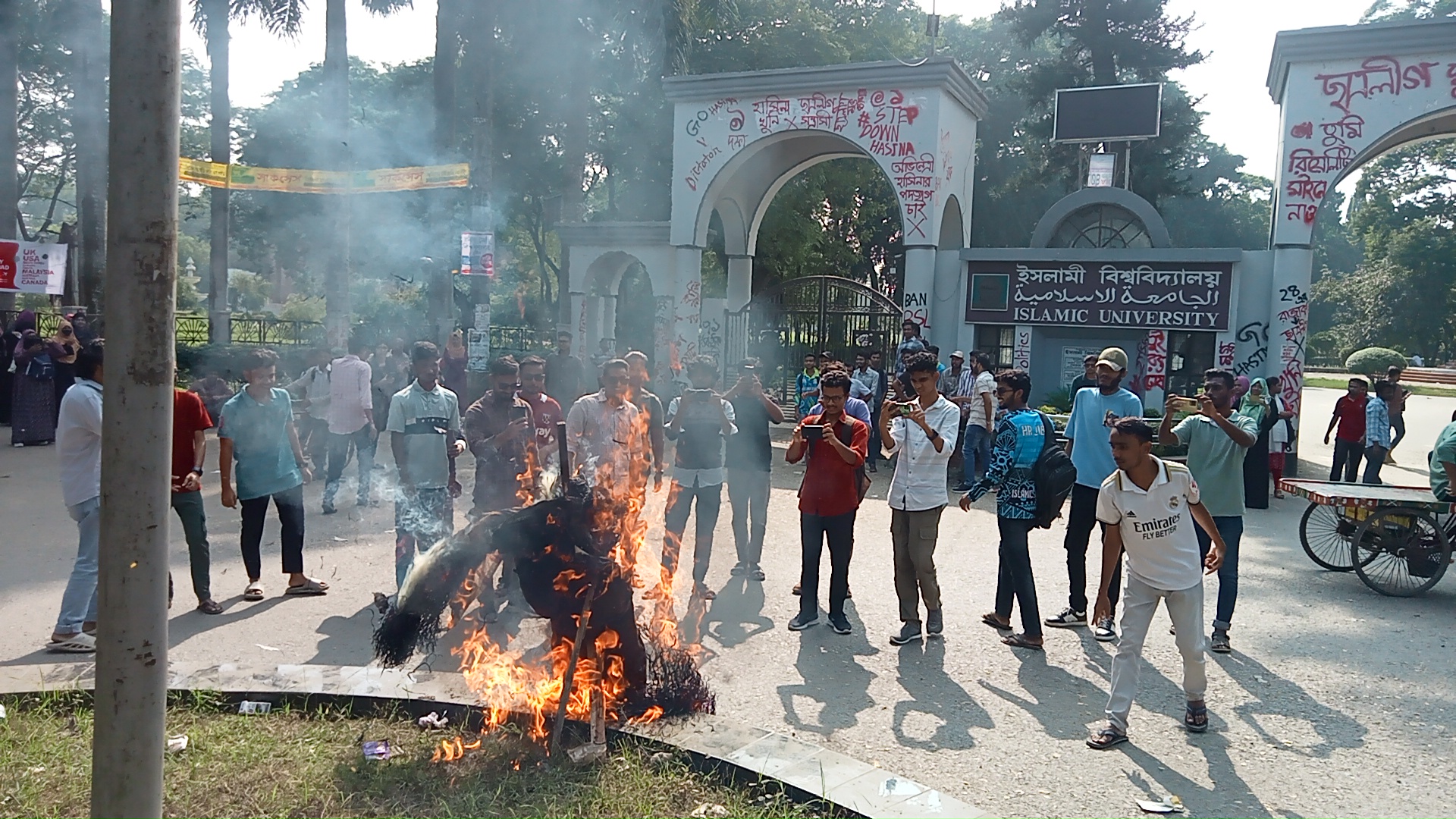 ইবির সেই শিক্ষকের কুশপুত্তলিকা পোড়ালো শিক্ষার্থীরা