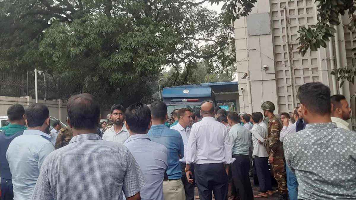 বাধা উপেক্ষা করে সচিবালয়ে ঢুকে পড়া অর্ধশতাধিক শিক্ষার্থী আটক