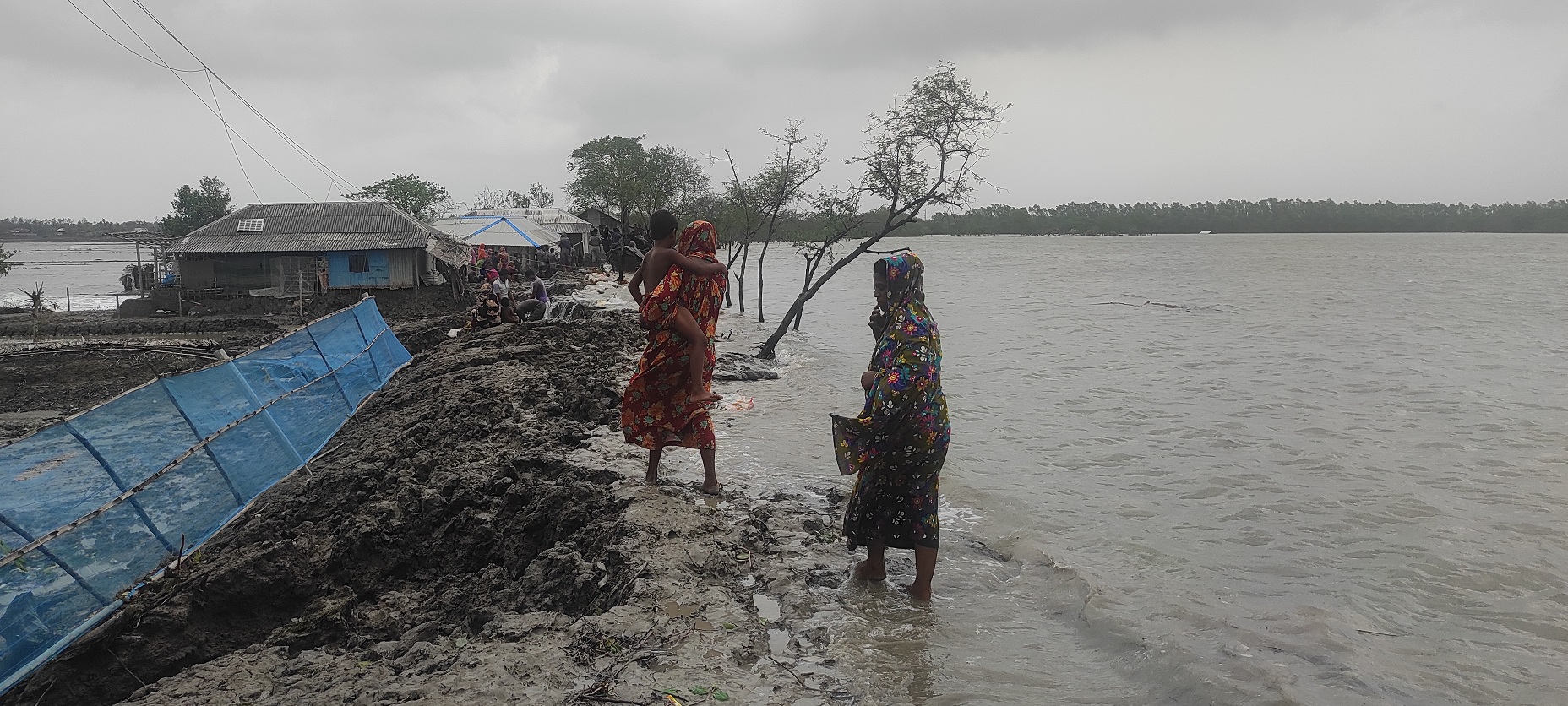 ঘূর্ণিঝড়ের প্রভাবে শ্যামনগর উপকূলে শুরু হয়েছে গুড়ি গুড়ি বৃষ্টি