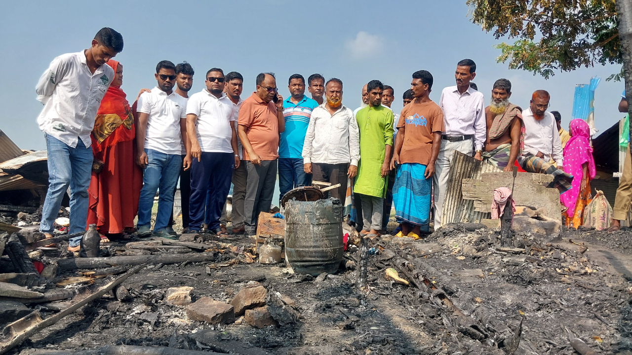 মোংলায় আগুনে পুড়ে যাওয়া ক্ষতিগ্রস্থদের পাশে  আলহাজ্ব জুলফিকর আলী