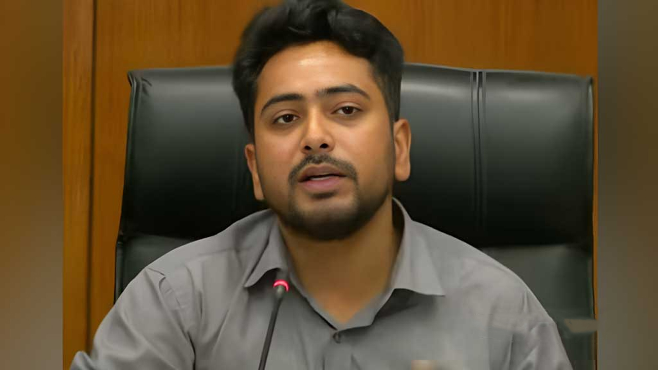 দেশ পুনর্গঠনে সবার সহযোগিতা চান উপদেষ্টা নাহিদ