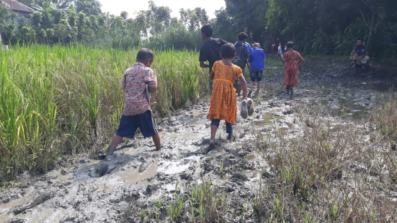 ফরিদপুরে রাস্তা না থাকায় চরম ভোগান্তি: রাস্তা চায় গ্রামবাসী