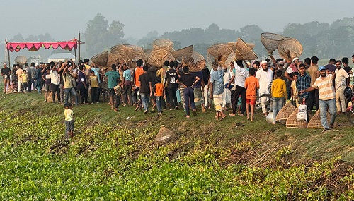 ফরিদপুরে মাছ ধরার পলো উৎসবে হাজারো মানুষ