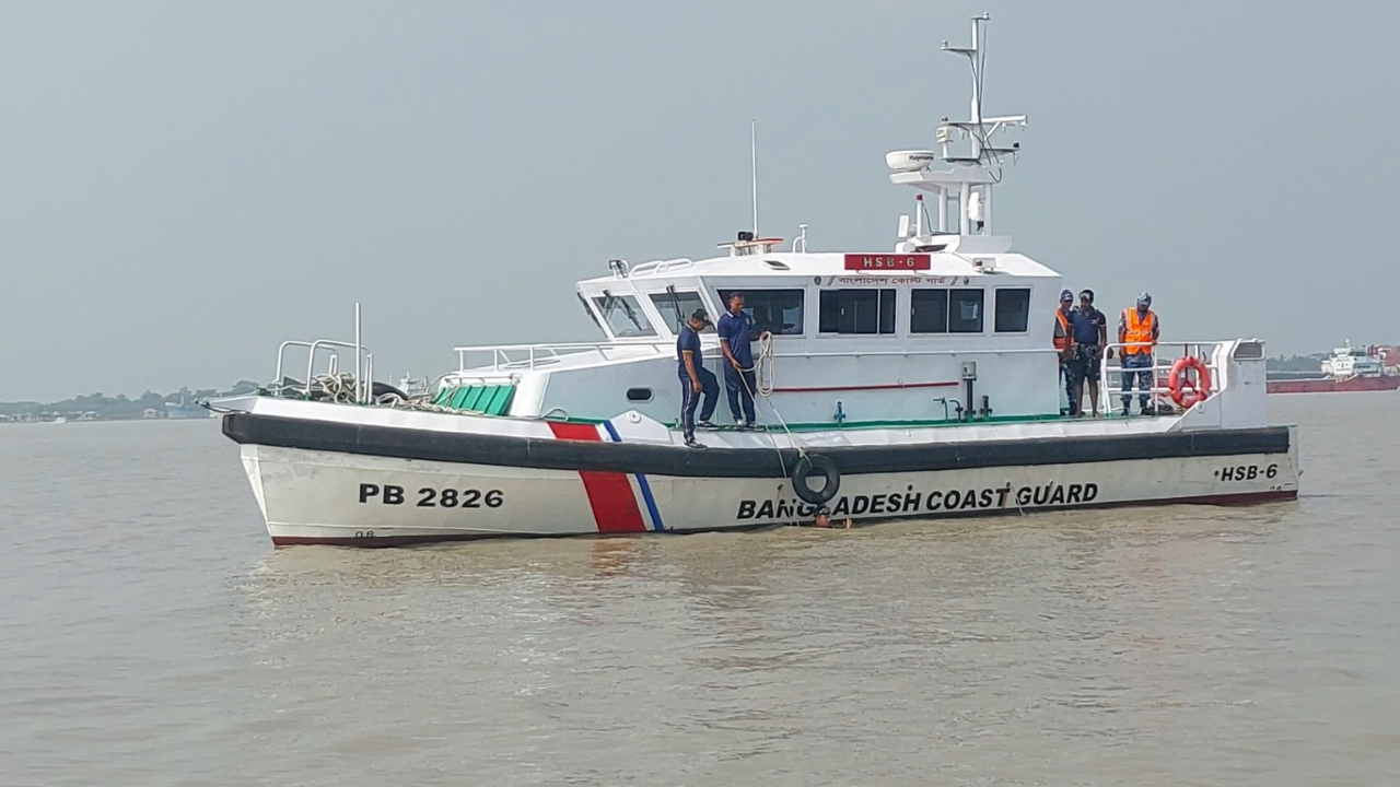মোংলার পশুর নদীতে এলপিজি বহনকারী জাহাজের ধাক্কায় কয়লাবাহী জাহাজ ক্ষতিগ্রস্ত, এক জেলে নিঁখোজ