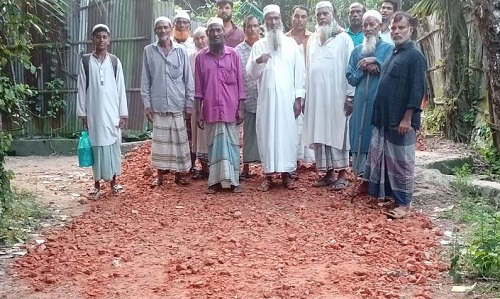 চৌদ্দগ্রামে সড়ক নির্মাণে নিম্নমানের সামগ্রী, এলাকাবাসীর বিক্ষোভ