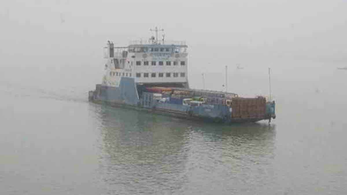 পৌনে ৩ ঘণ্টা পর দৌলতদিয়া-পাটুরিয়ায় ফেরি চলাচল শুরু