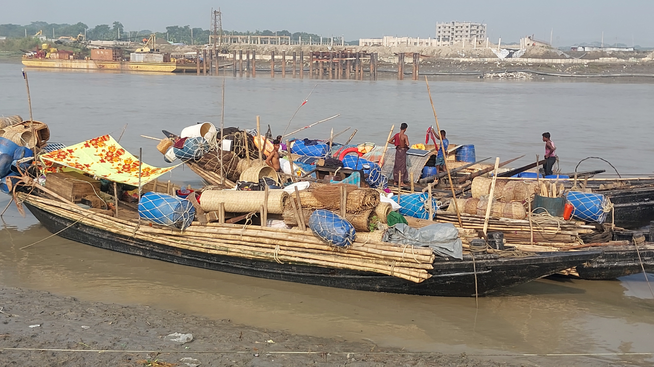ঋণের বোঝা মাথায় নিয়ে জেলেদের সমুদ্রযাত্রা