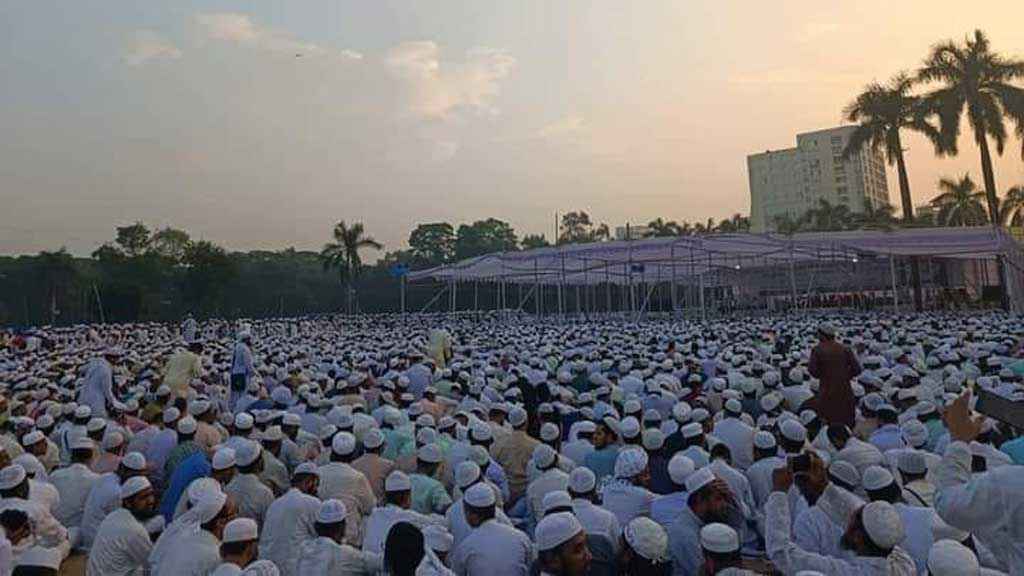 তিল ধারণের ঠাঁই নেই সোহরাওয়ার্দী উদ্যানে