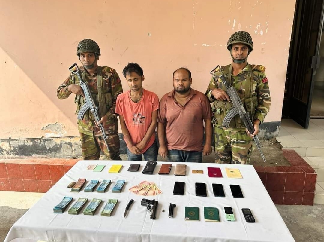 সাতক্ষীরায় যৌথ বাহিনীর অভিযানে থানা থেকে লুট হওয়া অস্ত্র সহ দুইজন গ্রেপ্তার