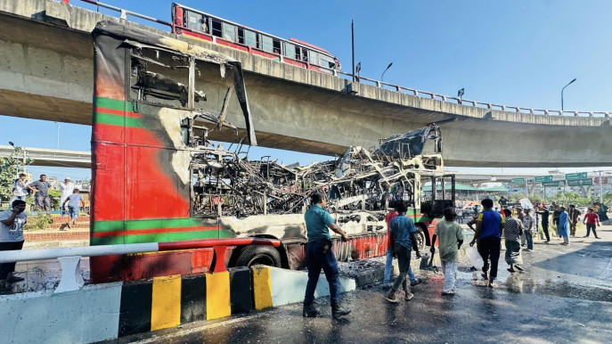 রাজধানীর কুড়িলে বিআরটিসি’র দ্বিতল বাসে আগুন