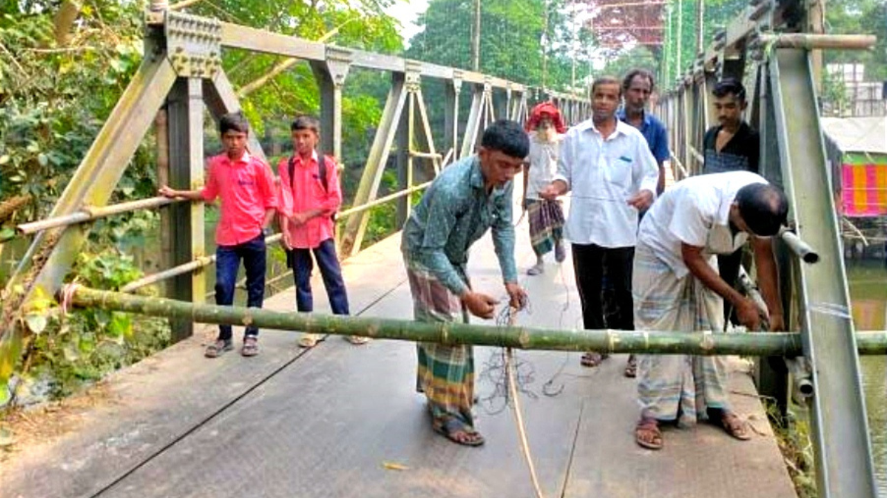 সেতু ভেঙে পড়ায় ফরিদপুরে  দুর্ভোগে দুই উপজেলাবাসী