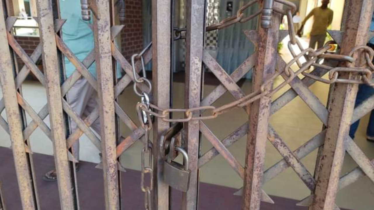 প্রশাসনিক ভবনে তালা ঝুলিয়ে হাবিপ্রবি শিক্ষার্থীদের বিক্ষোভ