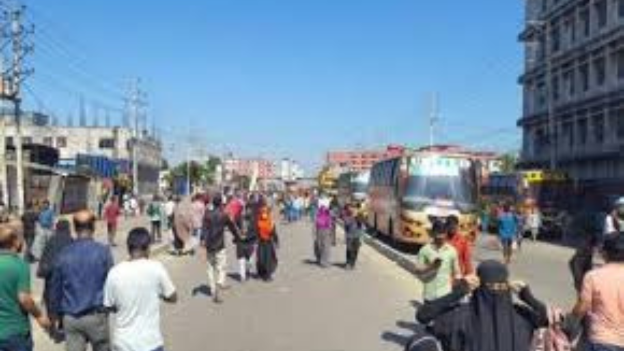 গাজীপুরে বকেয়া বেতন পরিশোধের আশ্বাসে অবরোধ প্রত্যাহার