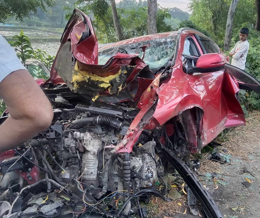বাগেরহাটে গাছের সাথে প্রাইভেটকারের ধাক্কা, নিহত ২, আহত ৩