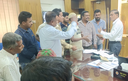 দিনাজপুরে ৮ দফা দাবিতে হোটেল এন্ড রেস্টুরেন্ট শ্রমিকদলের স্মারকলিপি