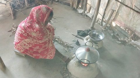 ‌বিধবা ভাতার টাকায় চ‌লেনা মা -মে‌য়ের সংসার