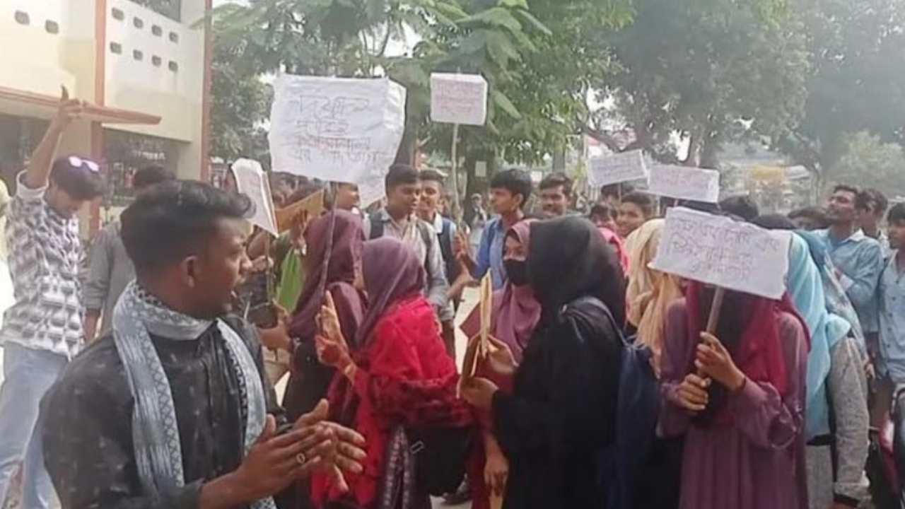 ঠাকুরগাঁওয়ের ডিগ্রি কলেজের অধ্যক্ষের পদত্যাগের দাবিতে বিক্ষোভ