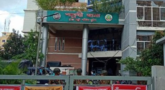 দুই সন্তানকে গলাকেটে হত্যা, নিজের গলায়ও ছুরি চালালেন বাবা