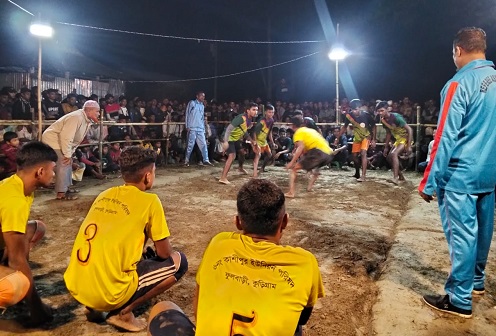 হা-ডু-ডু খেলা দেখ‌তে শত শত মানু‌ষের ঢল