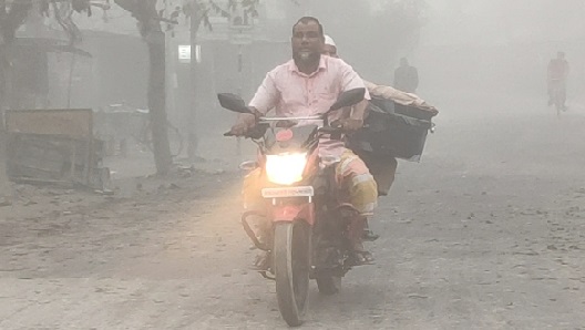 কুয়াশায় ঢাকা কুড়িগ্রাম, হেডলাইট জ্বালিয়ে চলছে যানবাহন