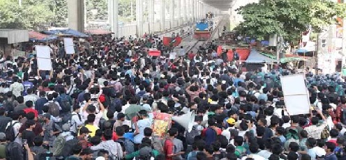 মহাখালীতে শিক্ষার্থীদের সড়ক-রেলপথ অবরোধ