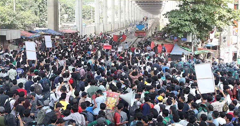 আন্দোলনরত তিতুমীরের শিক্ষার্থীদের উপর ট্রেন চালিয়ে দেয়ার চেষ্টা, ক্ষুব্ধ হয়ে ইটপাটকেল নিক্ষেপ