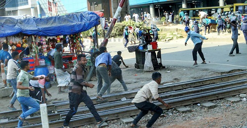 মহাখালীতে সেনাবাহিনীর অটোরিকশাচালকদের ধাওয়া