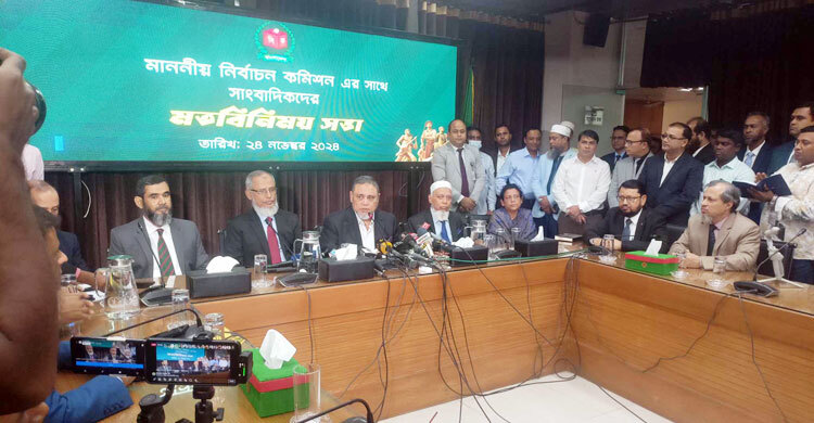 একতরফা ও গায়ের জোরের নির্বাচন দেখতে চাই না: সিইসি