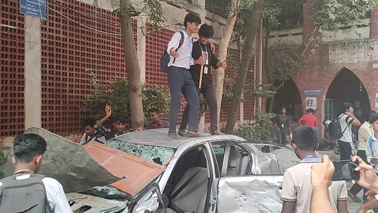 গুলিভর্তি ম্যাগাজিন চুরি: বিভিন্ন কলেজের ৮ হাজার শিক্ষার্থীর বিরুদ্ধে মামলা