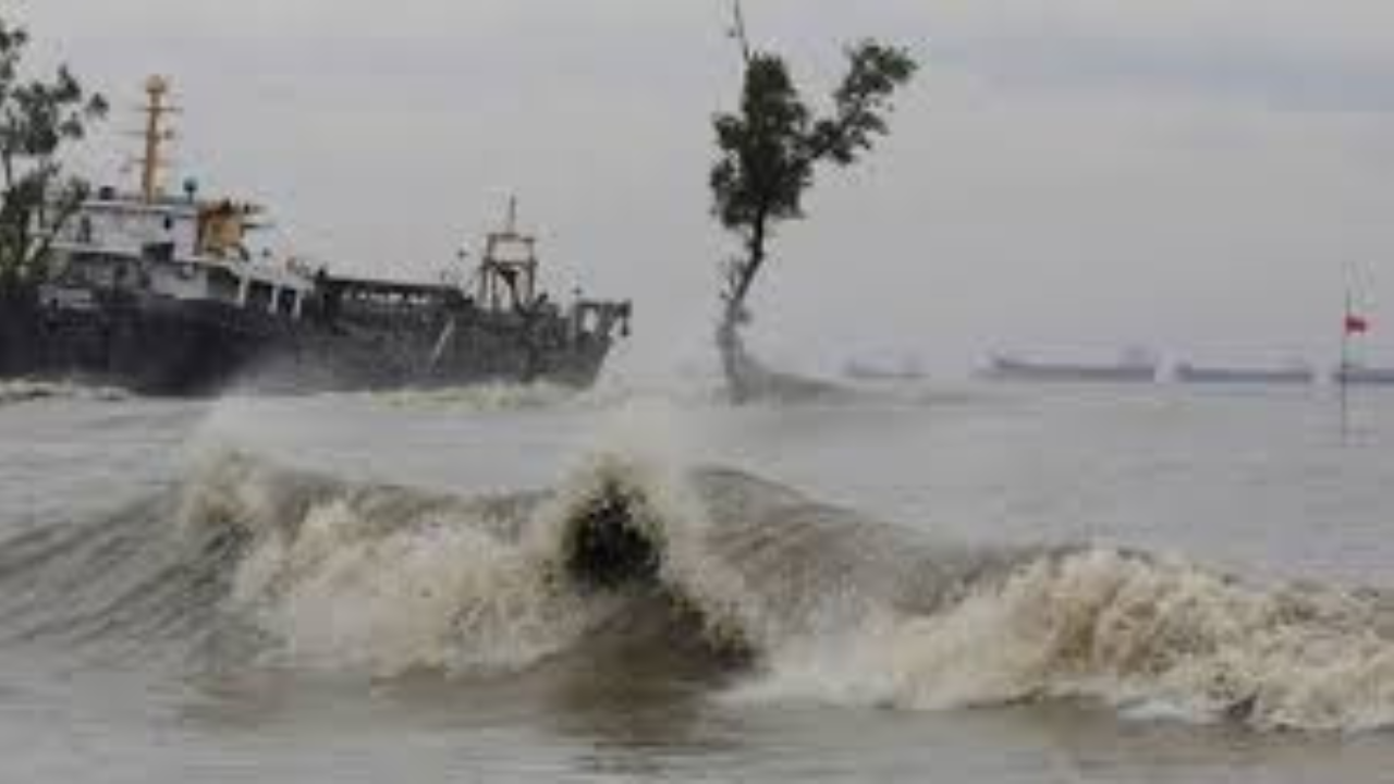 নিম্নচাপের প্রভাবে উত্তাল সাগর, বাড়ছে বাতাসের গতি