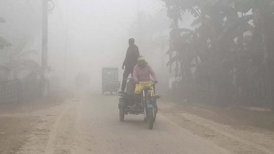 রাত যতই গভীর হয় শীতের তীব্রতাও বৃদ্ধি পায়